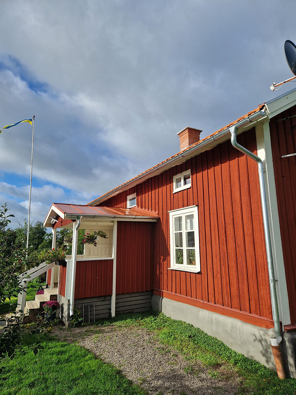 Urhem renoverade med diffusionsöppen duk, ny läkt och plåtdetaljer i Mariestad.