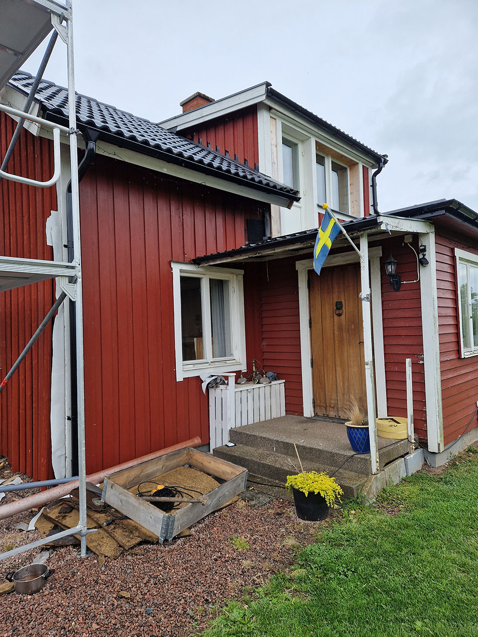 Urhem renoverade bostadshus i Timmersdala med panelbyte, fönsterbyte och ny ytterdörr.