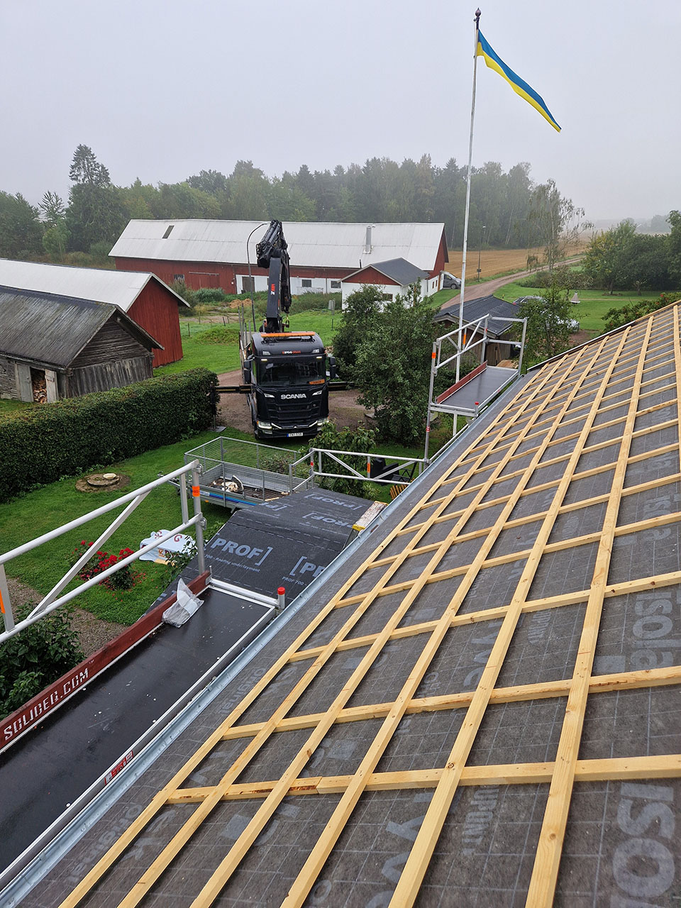 Urhem renoverade med diffusionsöppen duk, ny läkt och plåtdetaljer i Mariestad.