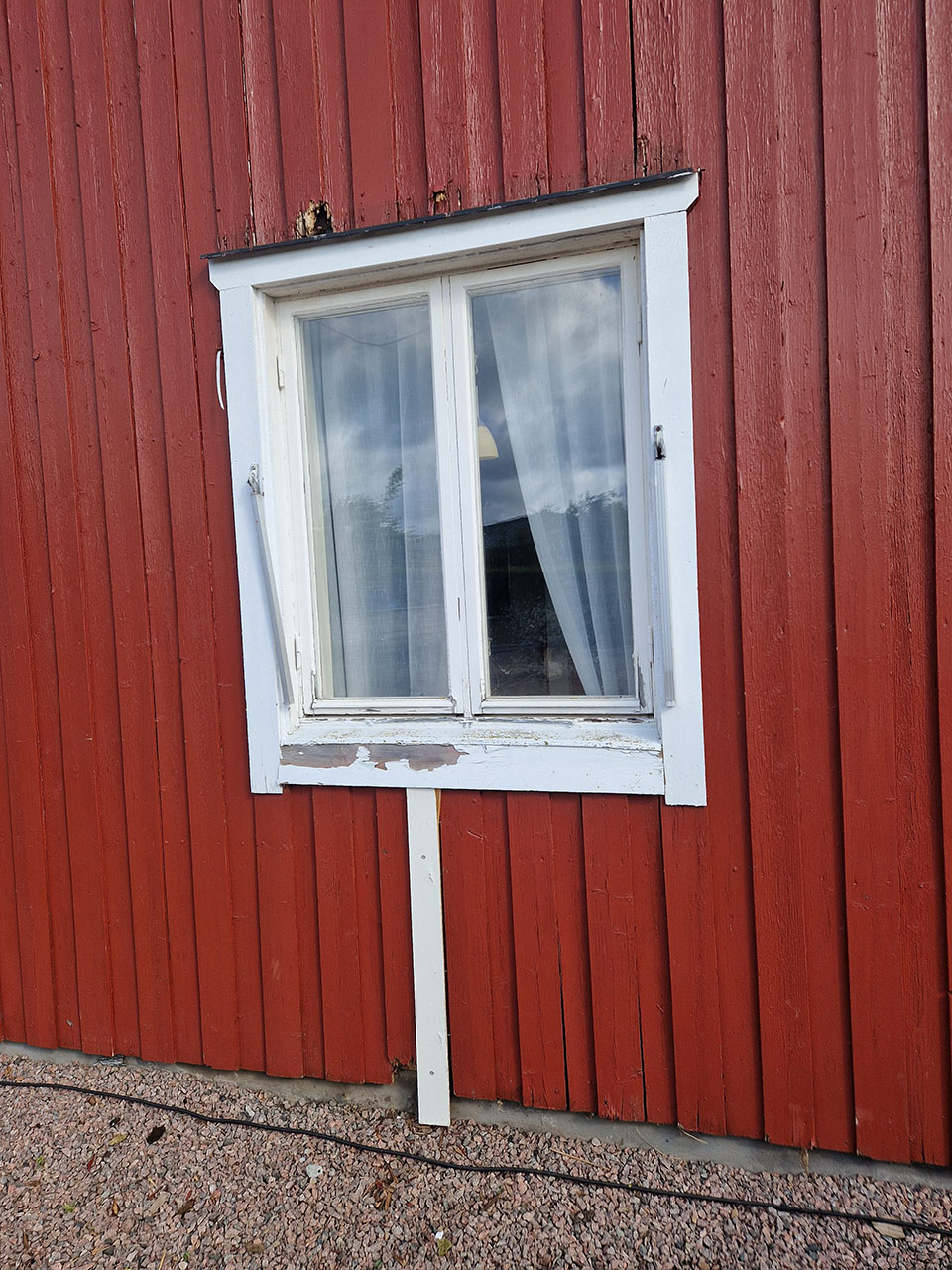 Urhem renoverade bostadshus i Timmersdala med panelbyte, fönsterbyte och ny ytterdörr.