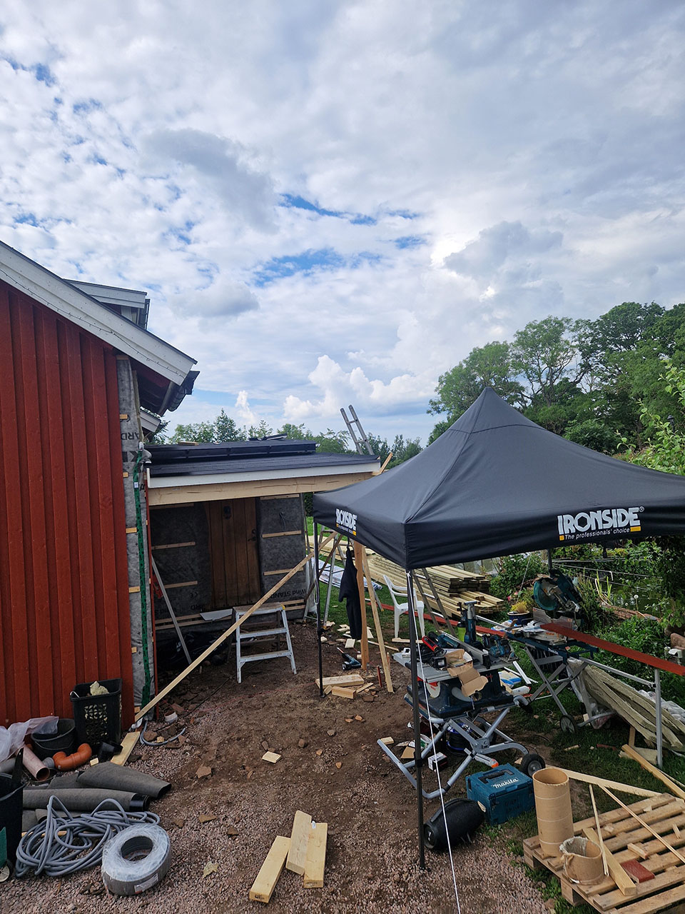 Urhem renoverade bostadshus i Timmersdala med panelbyte, fönsterbyte och ny ytterdörr.