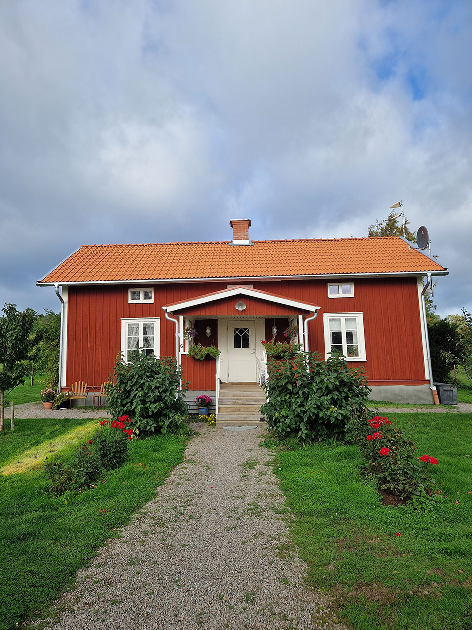 Urhem renoverade med diffusionsöppen duk, ny läkt och plåtdetaljer i Mariestad.
