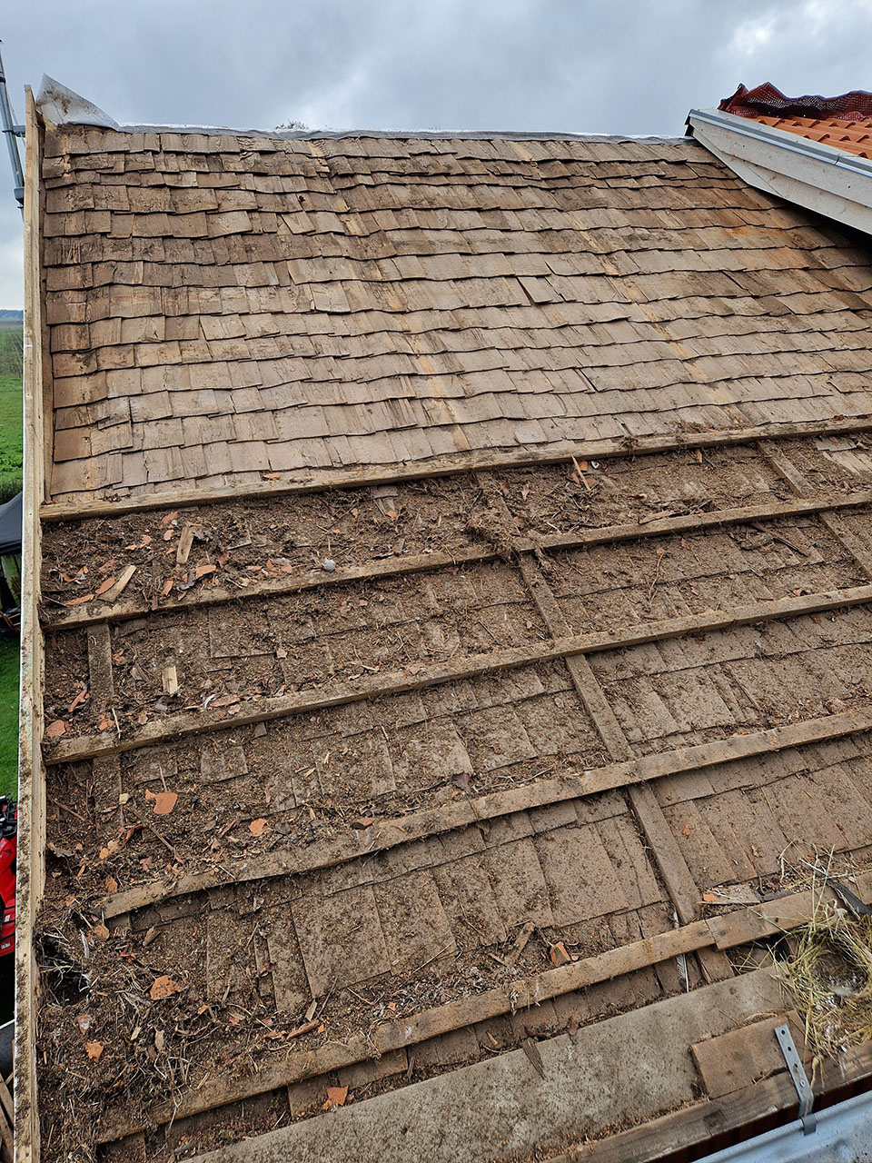 Urhem renoverade med diffusionsöppen duk, ny läkt och plåtdetaljer i Mariestad.