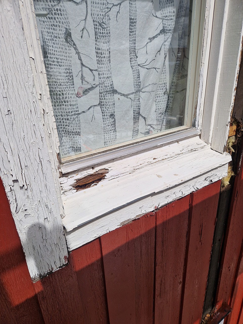 Urhem renoverade bostadshus i Timmersdala med panelbyte, fönsterbyte och ny ytterdörr.