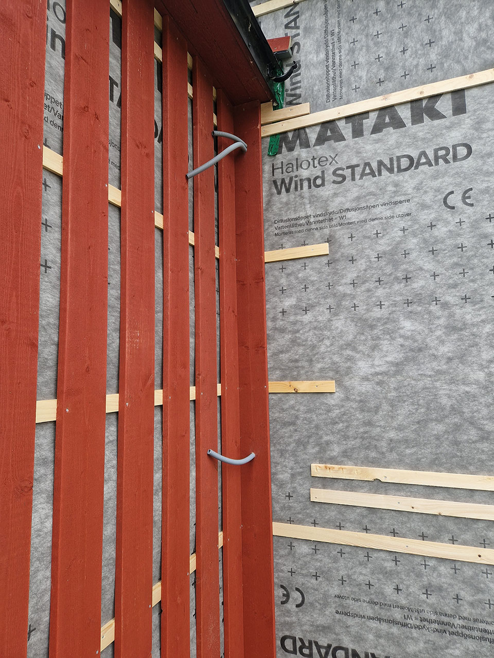 Urhem renoverade bostadshus i Timmersdala med panelbyte, fönsterbyte och ny ytterdörr.