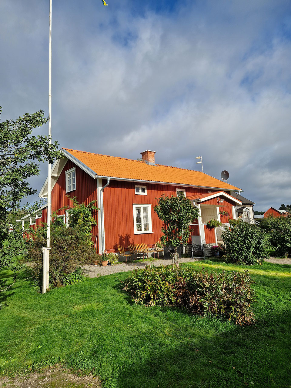 Urhem renoverade med diffusionsöppen duk, ny läkt och plåtdetaljer i Mariestad.