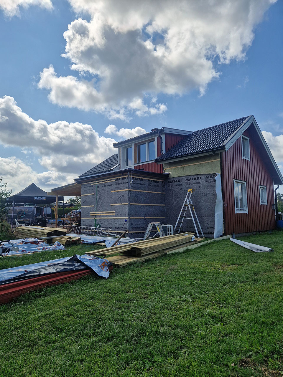 Urhem renoverade bostadshus i Timmersdala med panelbyte, fönsterbyte och ny ytterdörr.