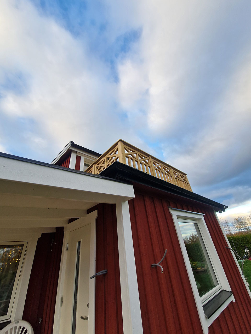 Urhem renoverade bostadshus i Timmersdala med panelbyte, fönsterbyte och ny ytterdörr.