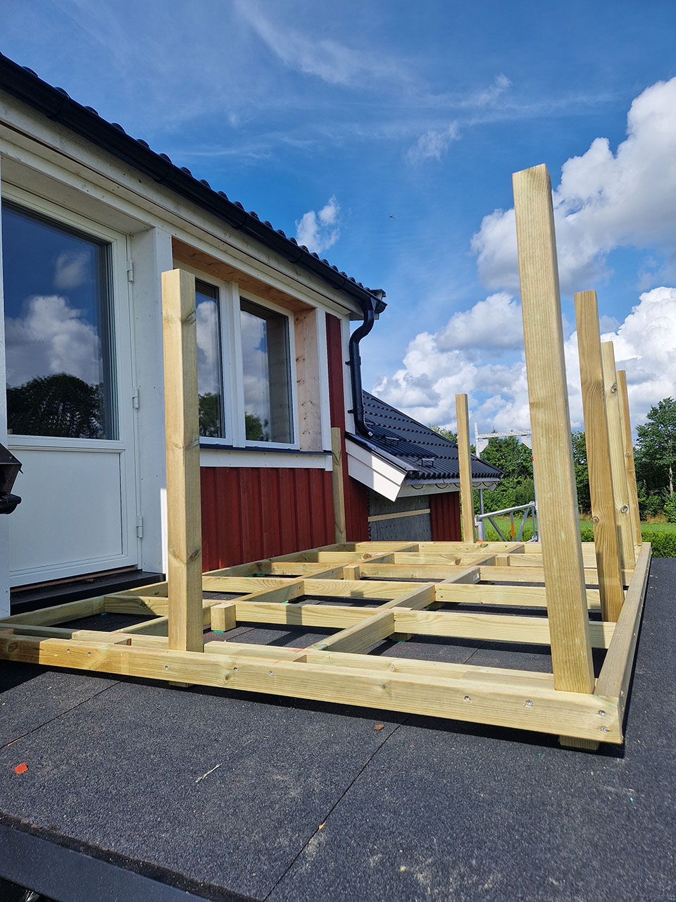 Urhem renoverade bostadshus i Timmersdala med panelbyte, fönsterbyte och ny ytterdörr.