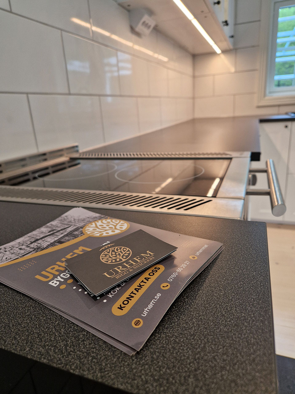 Urhem totalrenoverade kök med vattenburen golvvärme och vedspis.