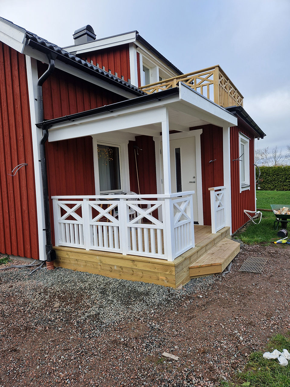 Urhem renoverade bostadshus i Timmersdala med panelbyte, fönsterbyte och ny ytterdörr.