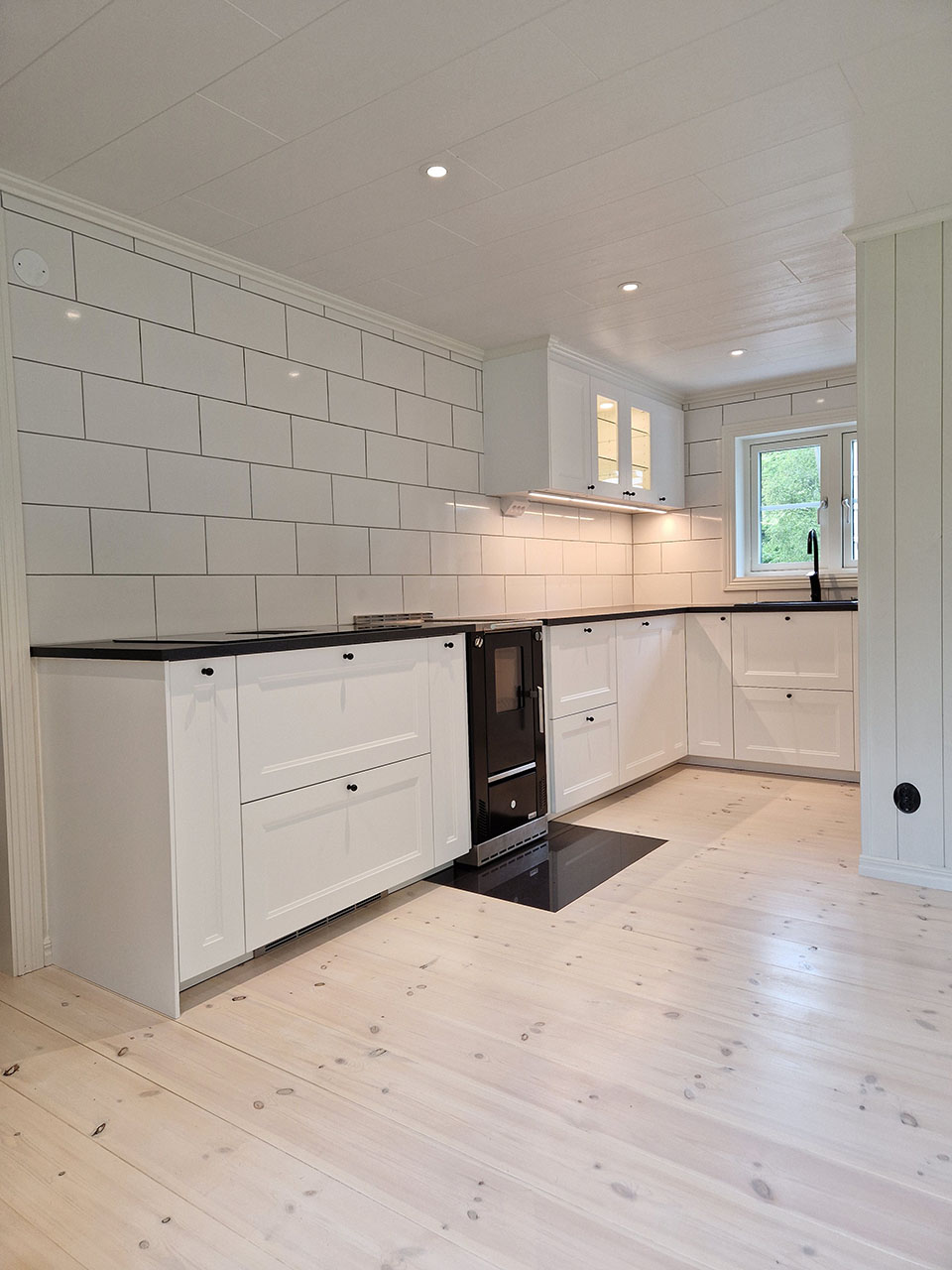 Urhem totalrenoverade kök med vattenburen golvvärme och vedspis.